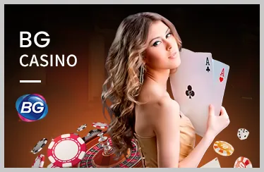 Bàn Blackjack trực tiếp với người chia bài và các lá bài